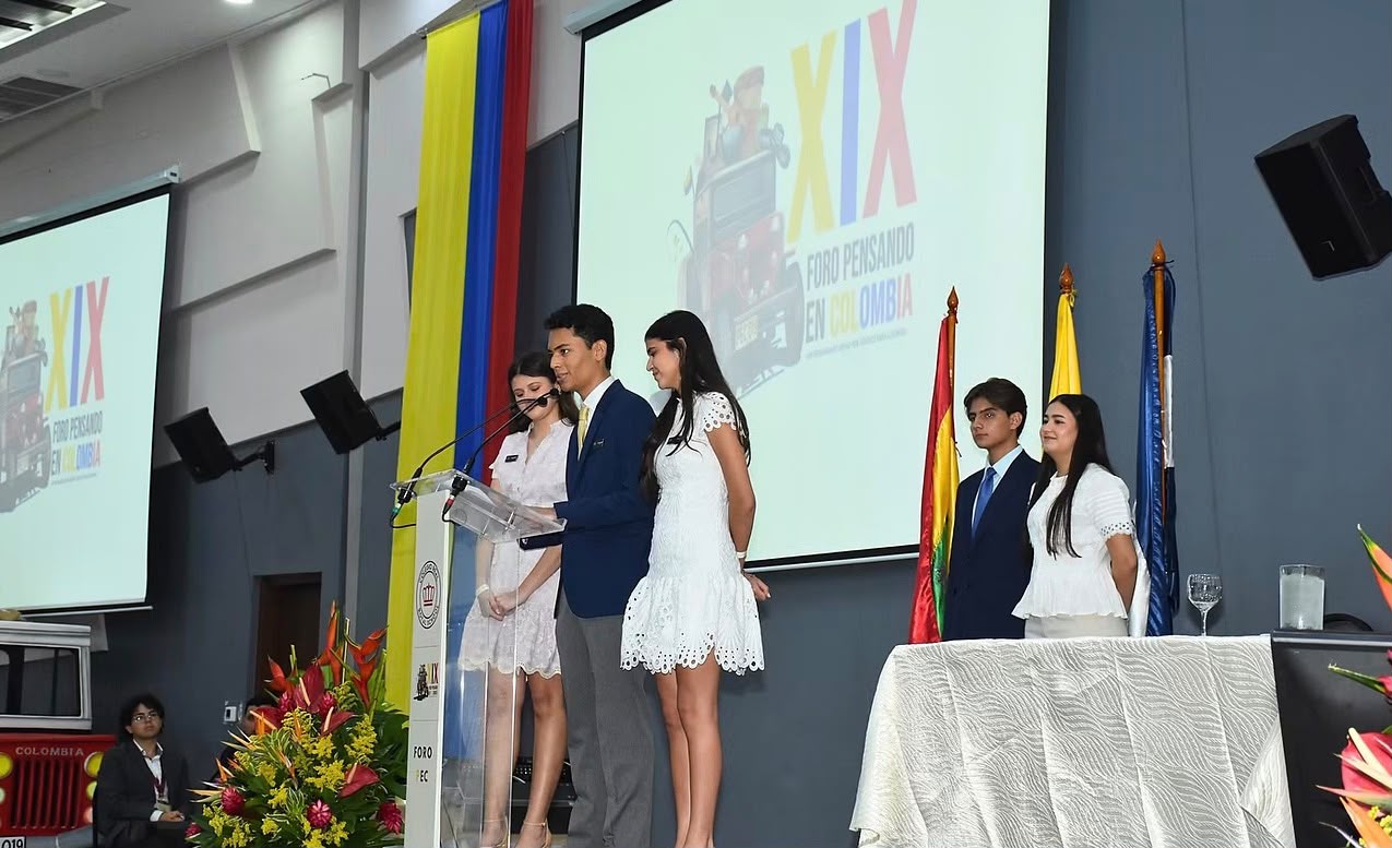 Estudiantes en el foro Pensando en Colombia en auditorio académico
